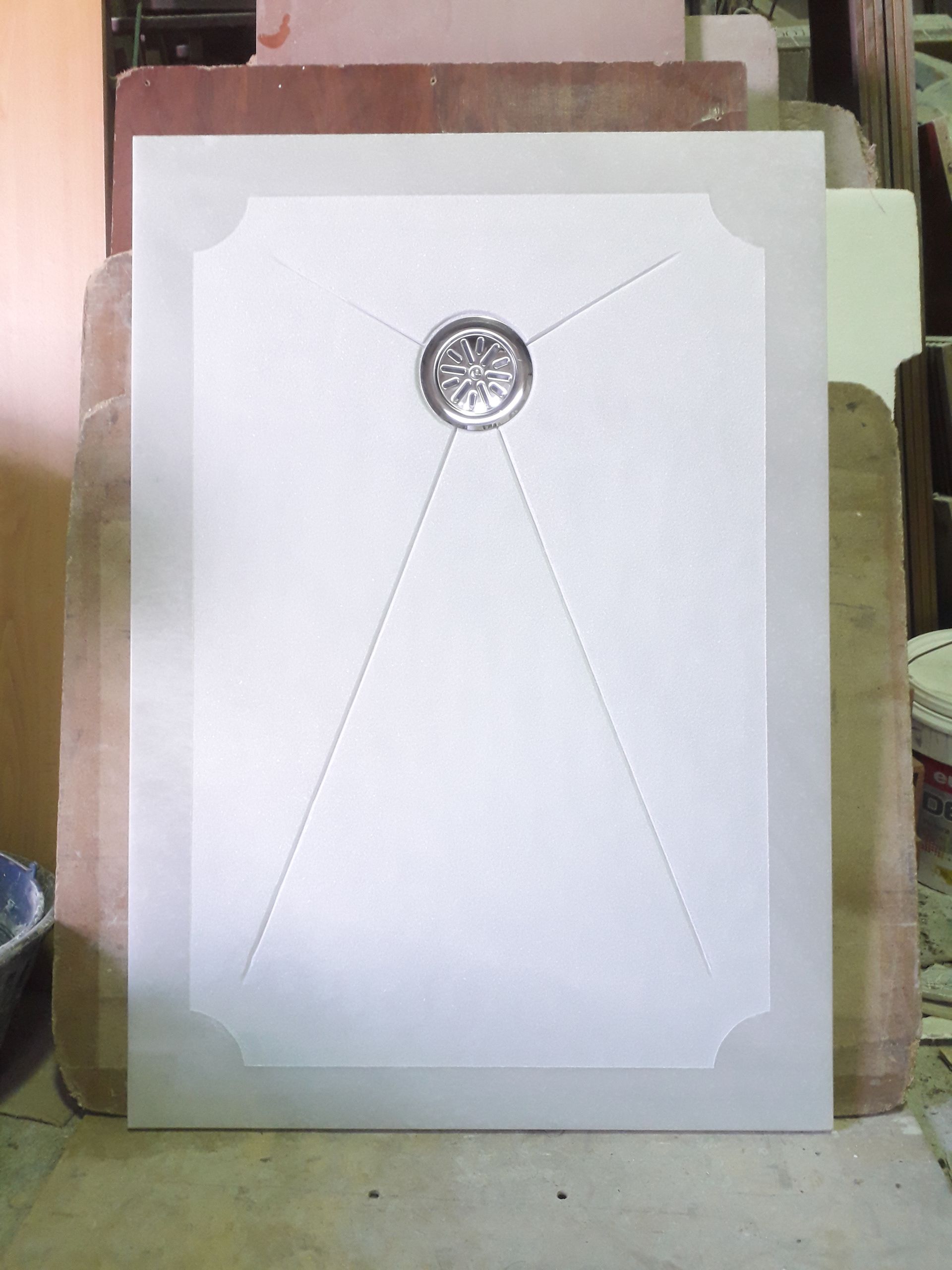 Una puerta blanca con un agujero redondo en el medio