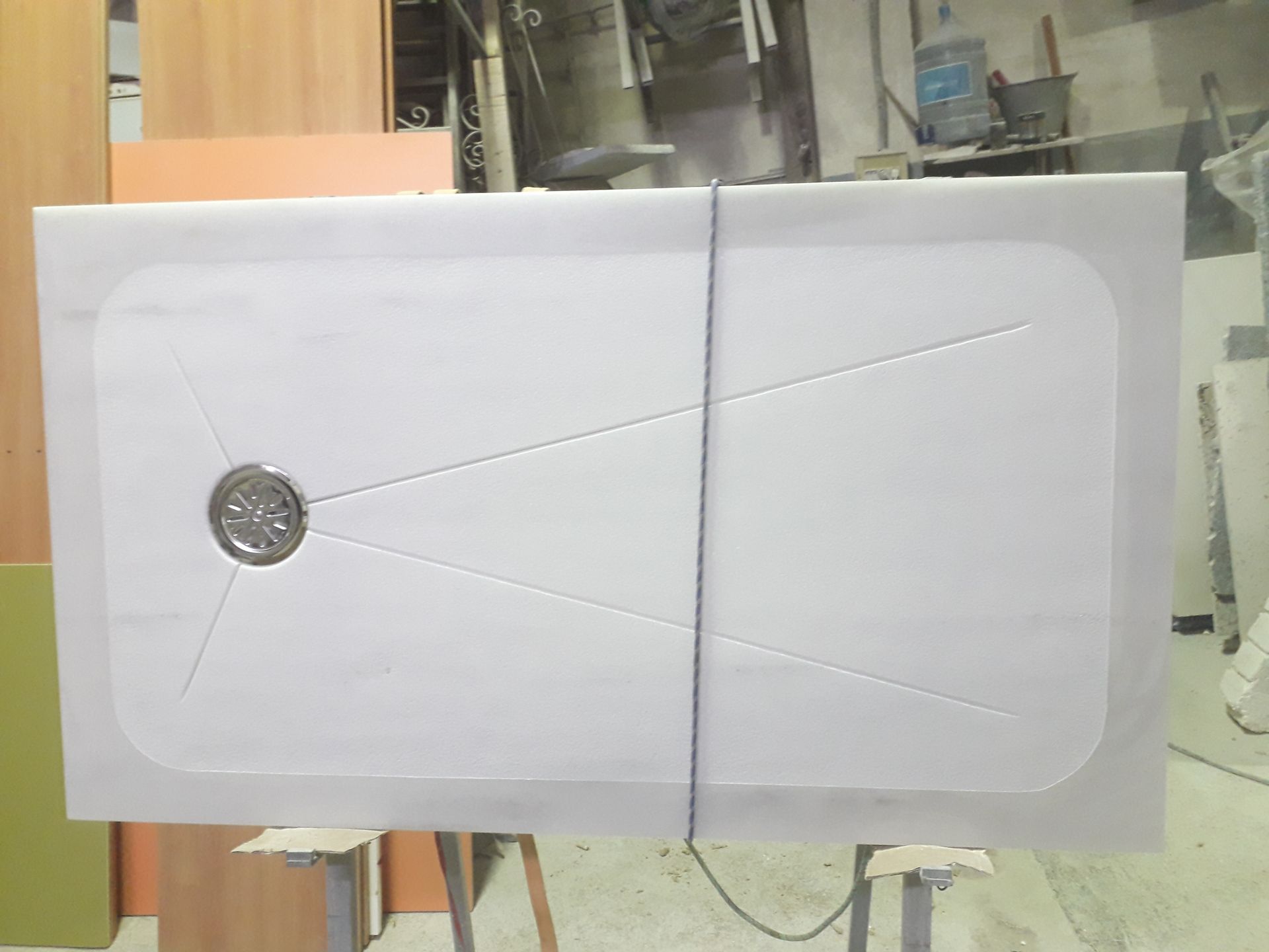 Un sobre blanco está sobre una mesa en una habitación.