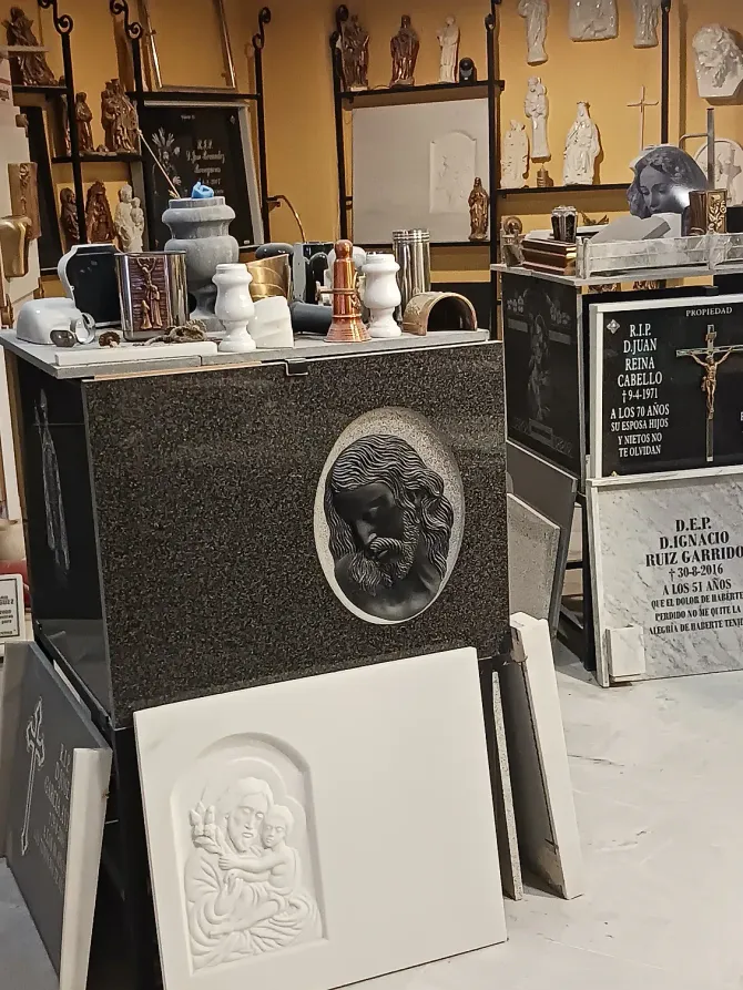 Una sala llena de muchas estatuas y placas.