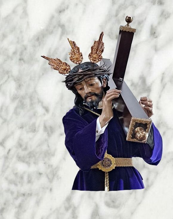 Una estatua de Jesús con una corona de espinas y una cruz.