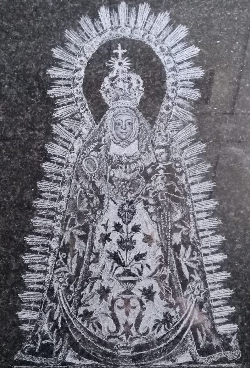 Una fotografía en blanco y negro de una estatua de una mujer con una corona en la cabeza.