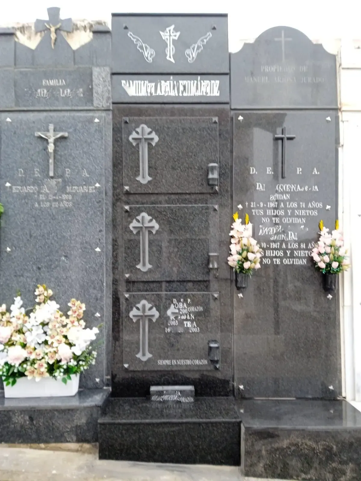 Un cementerio con una placa que dice 'dela'