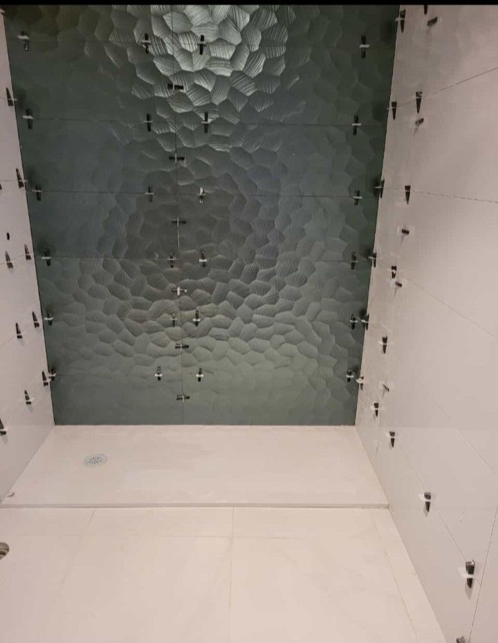 Una habitación con un techo que tiene un patrón