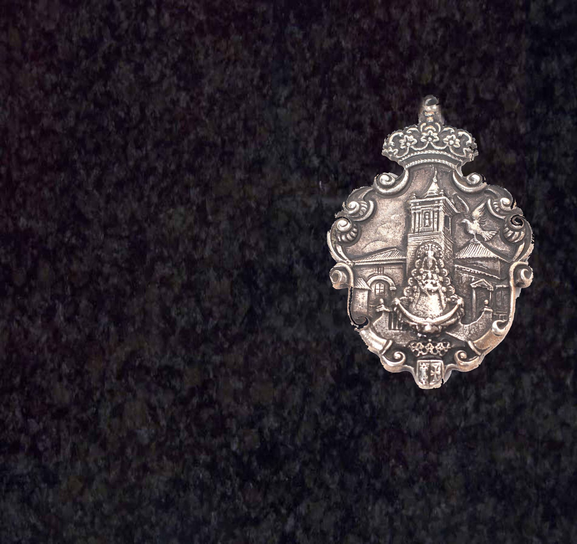 Una moneda de plata con una corona encima