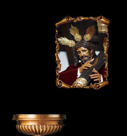 Una imagen de Jesús con una corona de espinas sosteniendo una cruz.