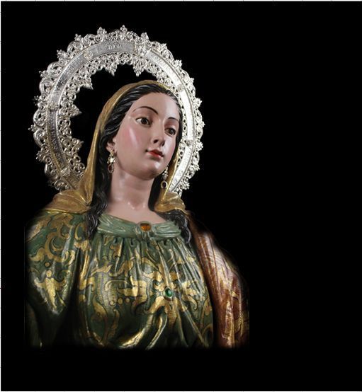 Una estatua de una mujer con una corona en la cabeza