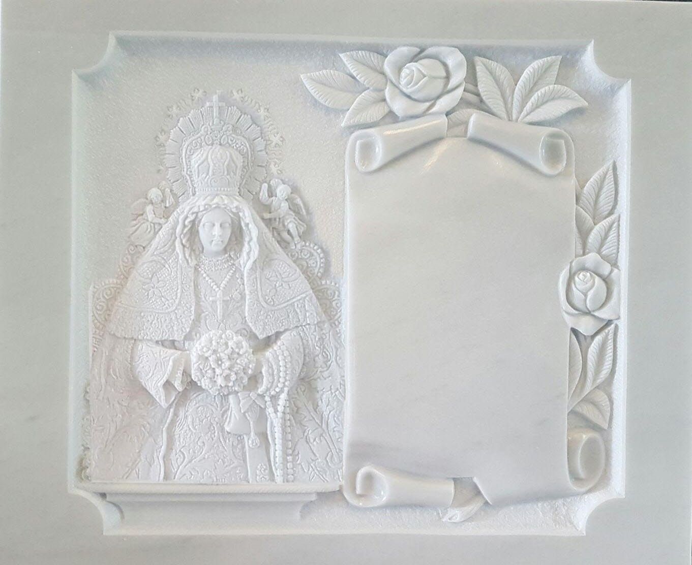 Una placa blanca con la imagen de una mujer y un pergamino.