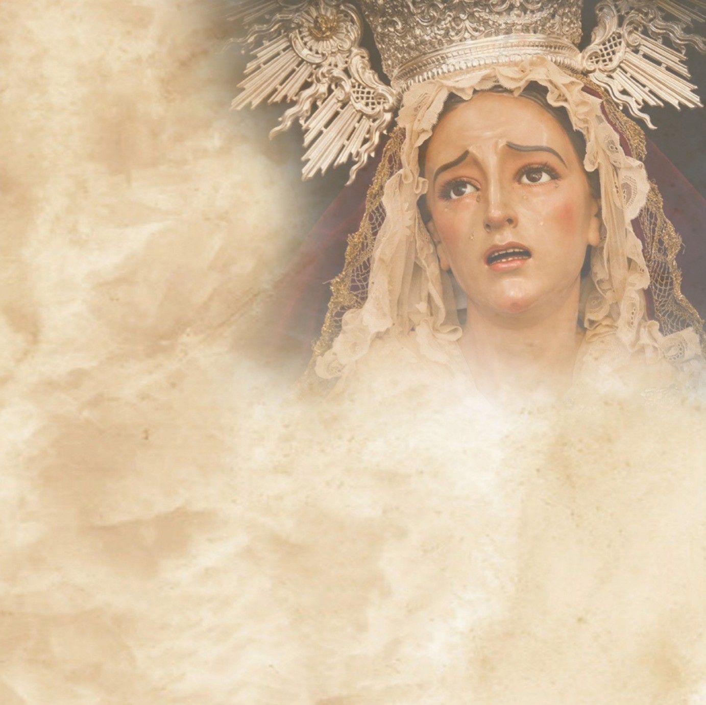 Una mujer lleva un velo y una corona en la cabeza.