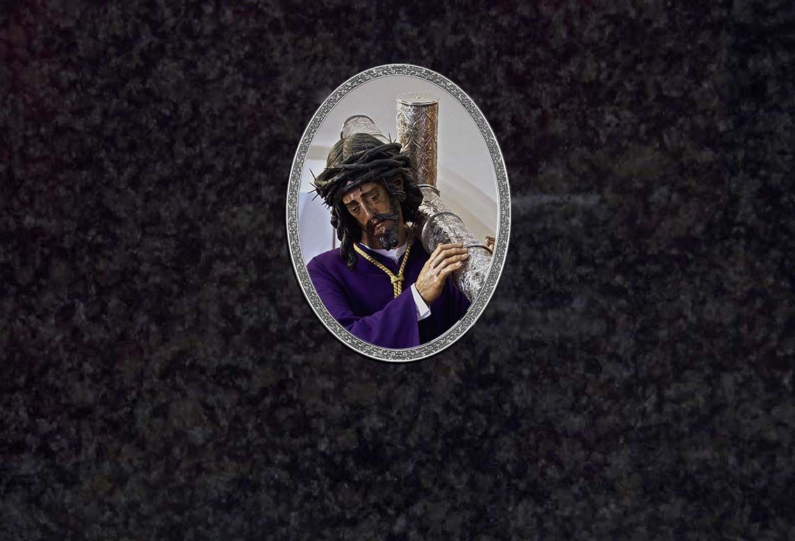 Una imagen de Jesús sosteniendo una cruz en un círculo sobre un fondo negro.