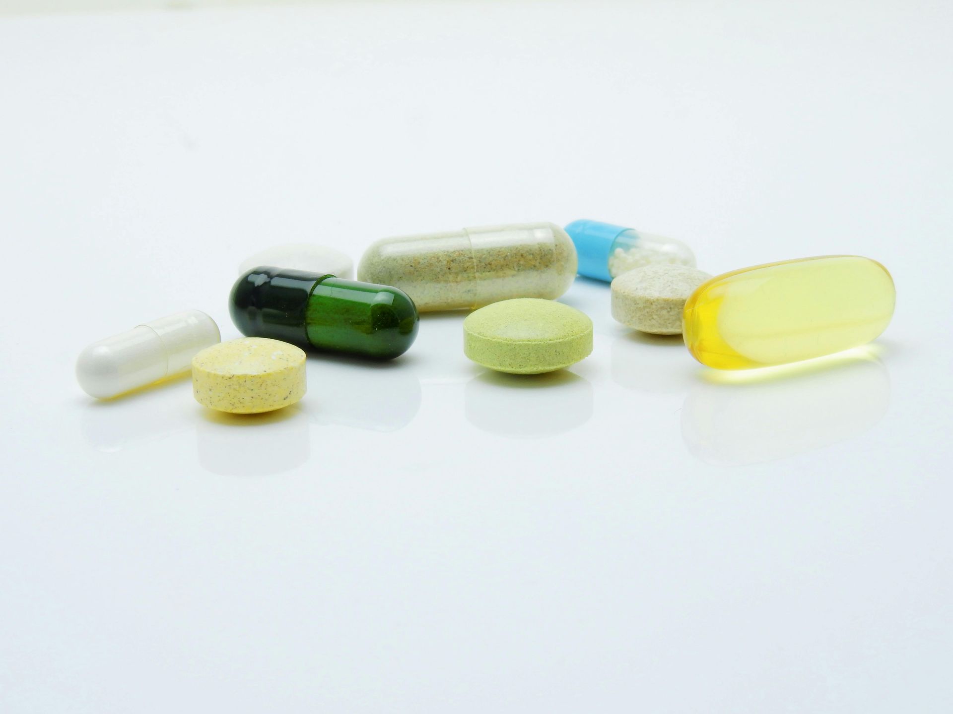 Assortiment de pilules et de gélules 