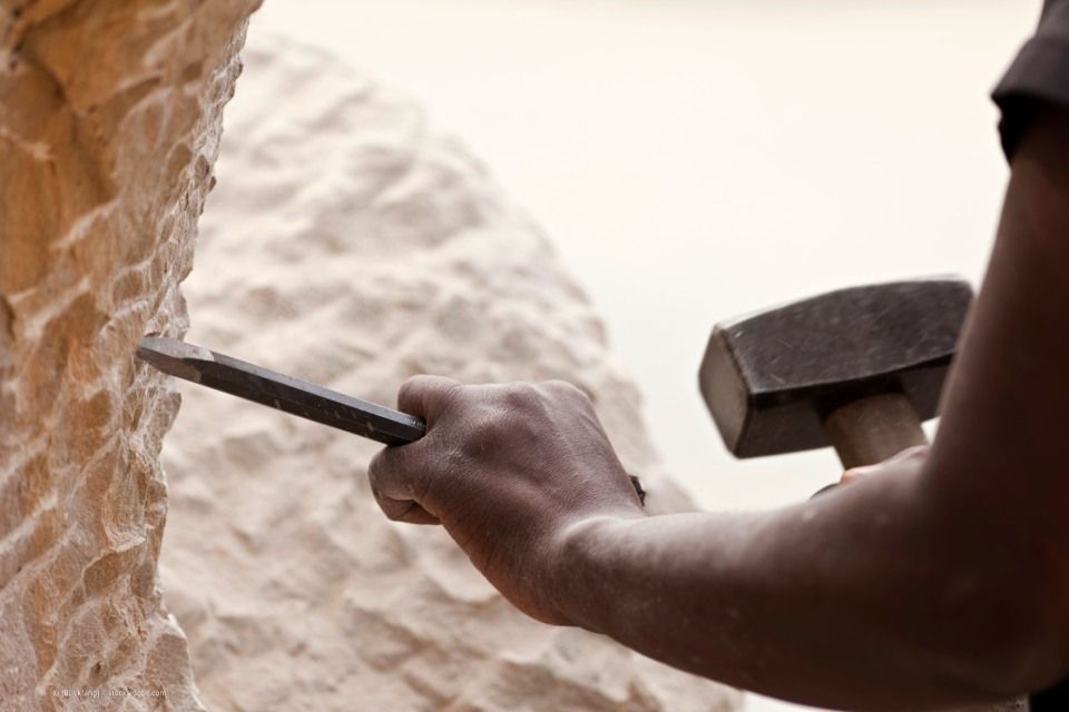 David Michalik bei der Bearbeitung eines Steins