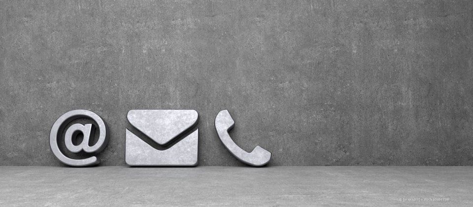 Briefumschlag und Telefon aus Stein von David Michalik