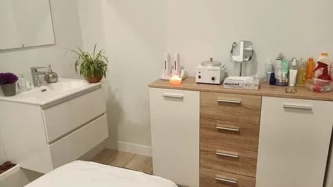 Un baño con lavabo, tocador y espejo.