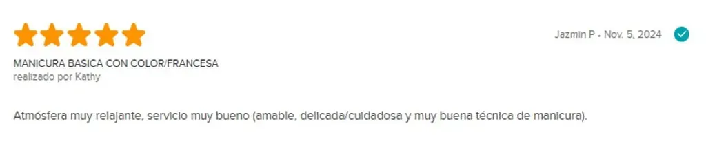 Una imagen borrosa de una reseña en un sitio web con cuatro estrellas.