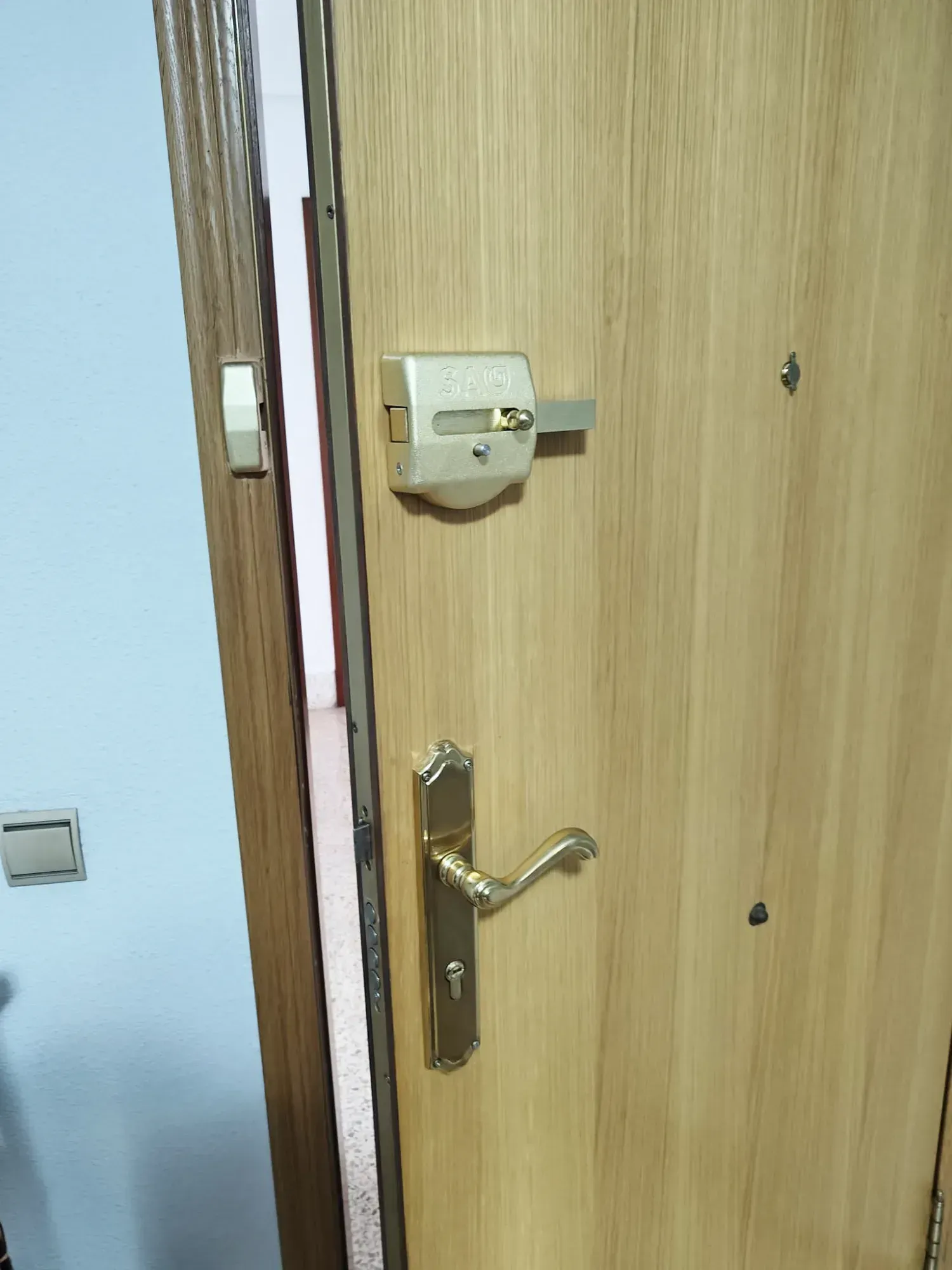 Cerrajero abriendo una puerta