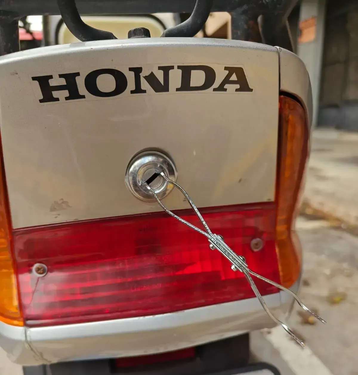 moto que no se puede abrir la parte trasera