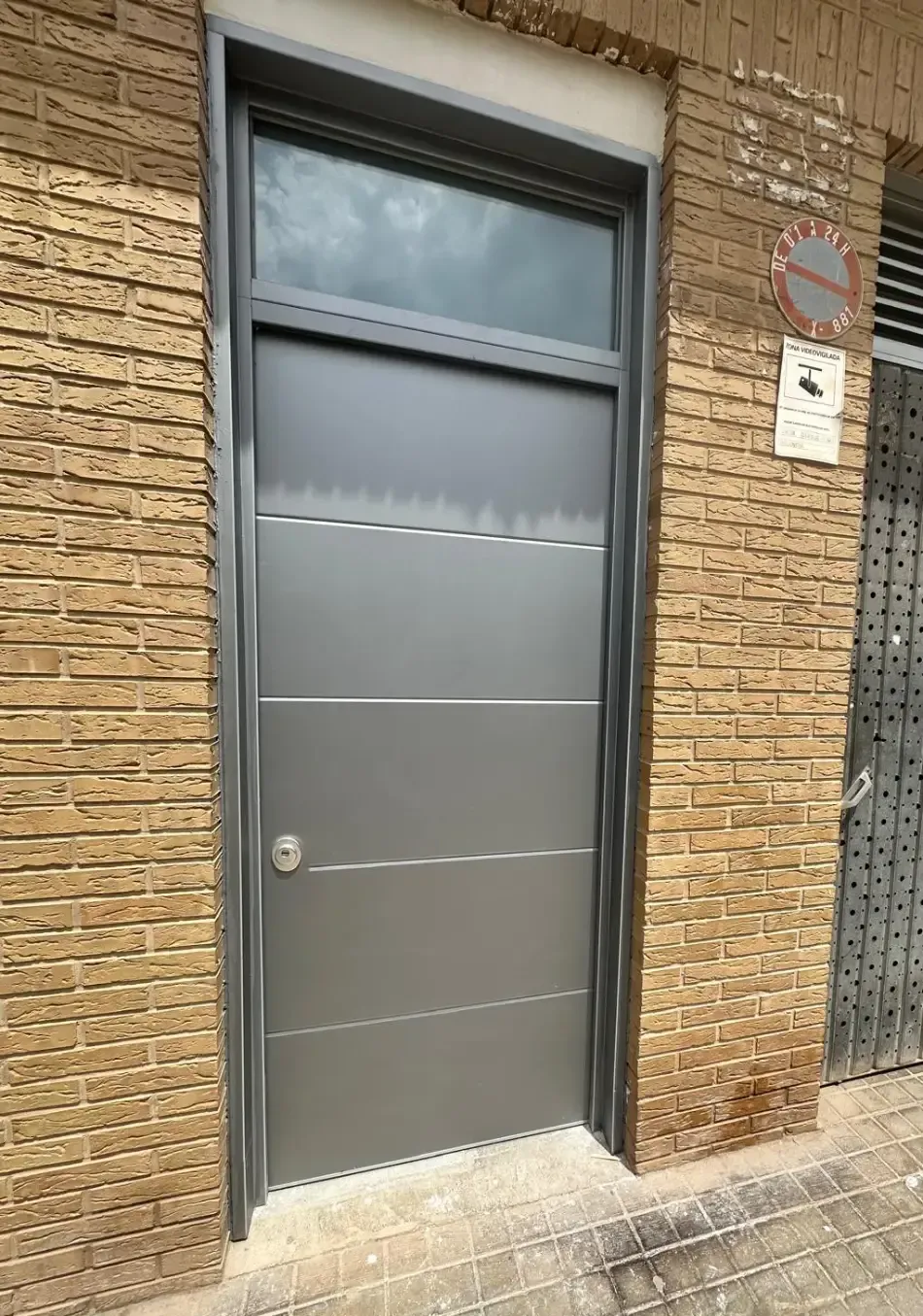 Puerta blindada de una casa que da a la calle