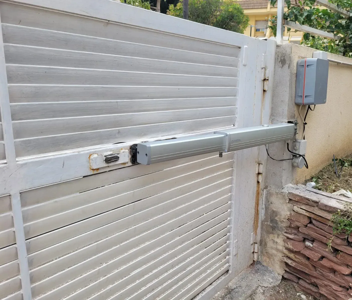 instalaci&oacute;n de una puerta de una parcela