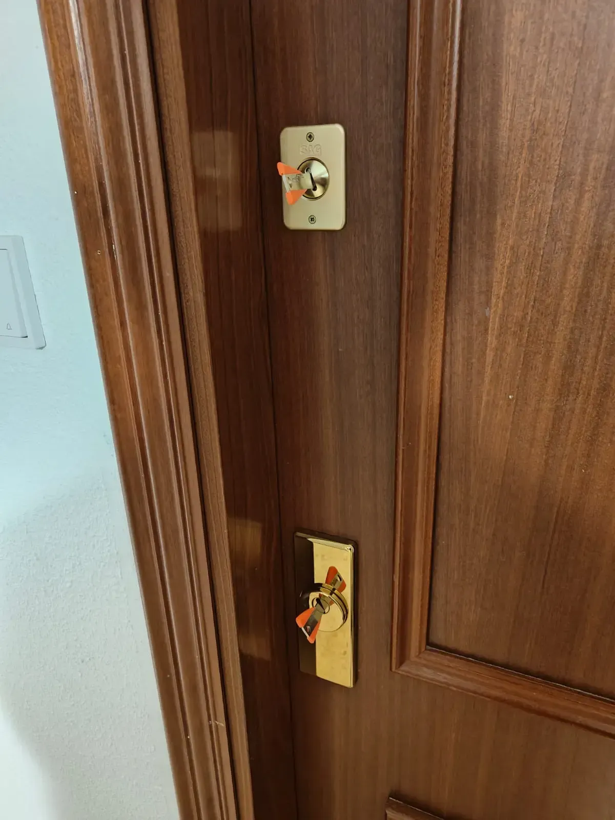 Puerta con doble cerradura