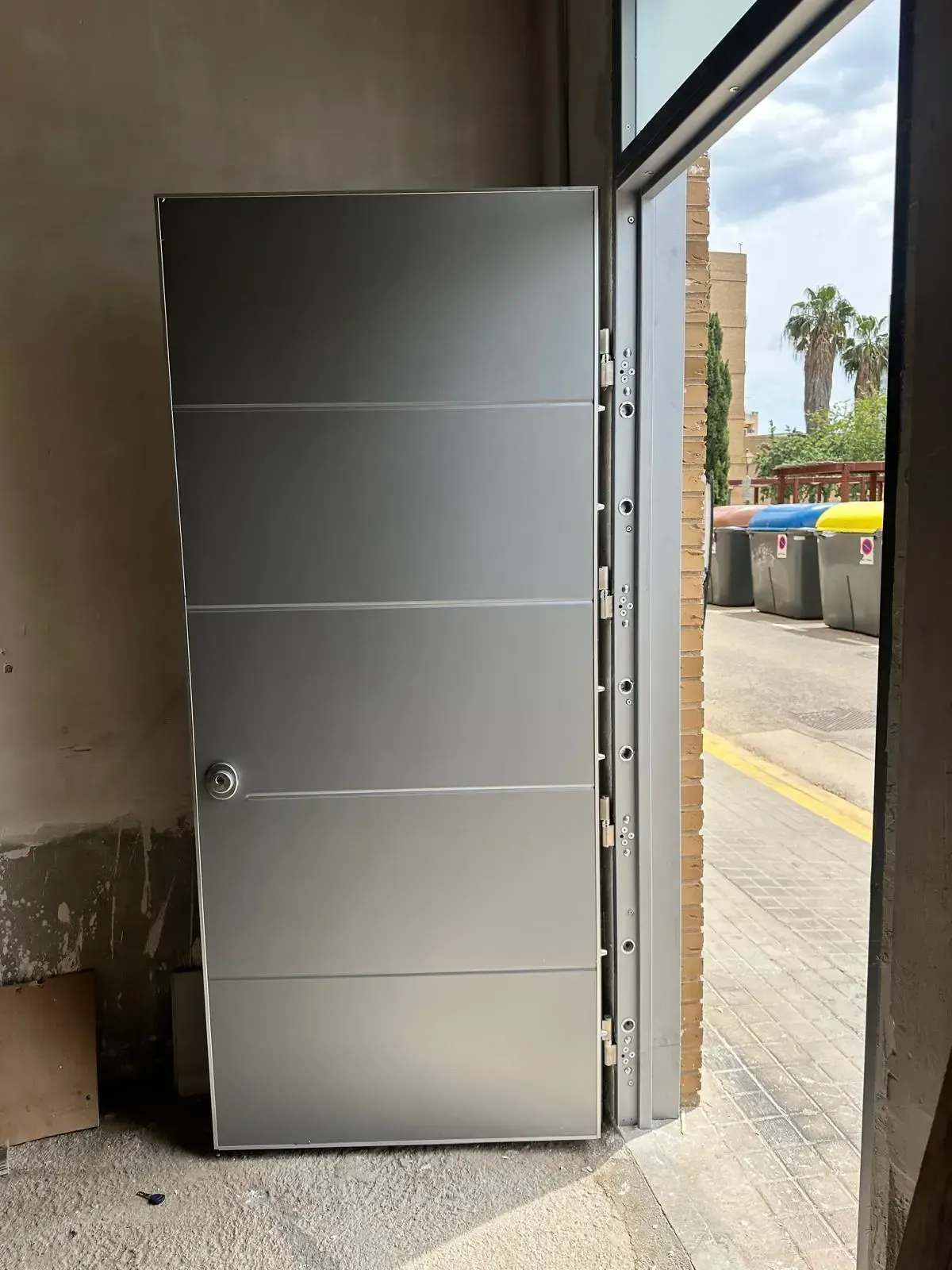 Puerta de entrada de un negocio que da a la calle