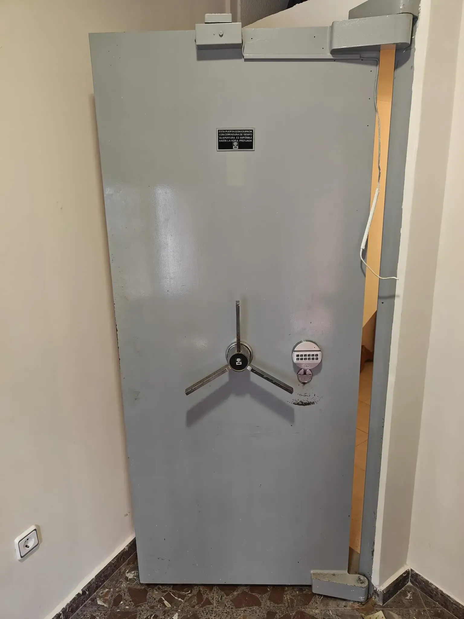 caja fuerte de seguridad abriendose de negocio