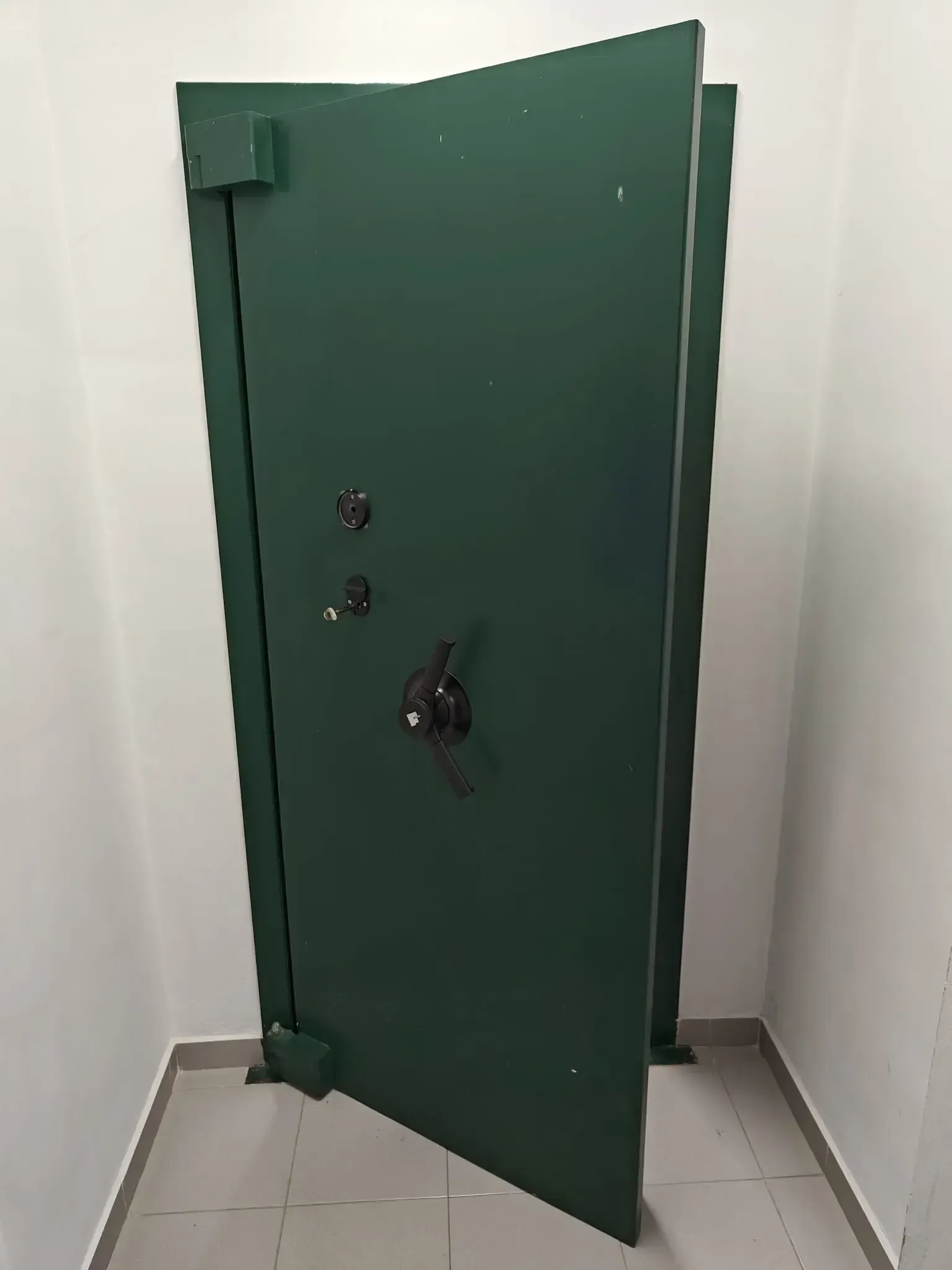 caja fuerte de seguridad abriendose en verde
