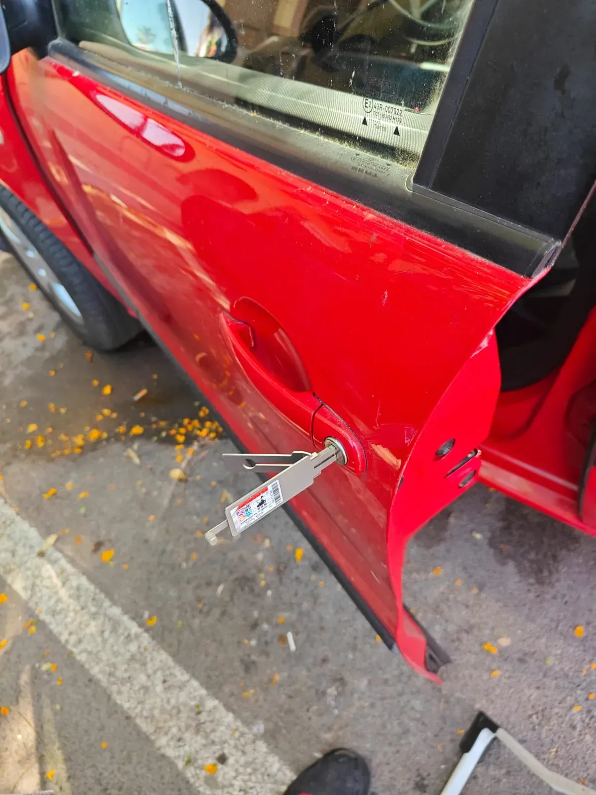 coche que ha p&eacute;rdido la llave y es abierto por el cerrajero