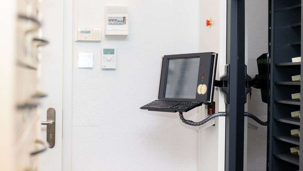 In einem Zimmer hängt ein Laptop an der Wand.