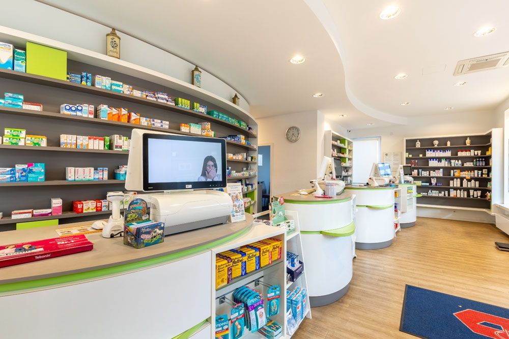 Das Innere einer Apotheke mit einem Fernseher auf der Theke.