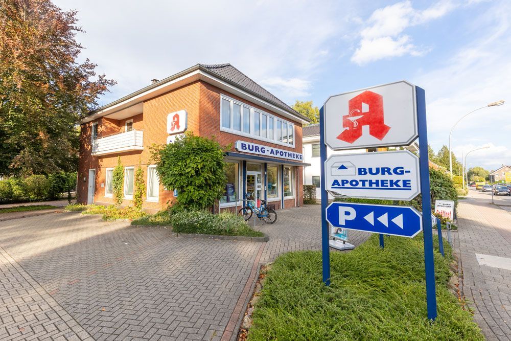 Ein Backsteingebäude mit einem Schild mit der Aufschrift „Burg-Apotheke“ darauf.