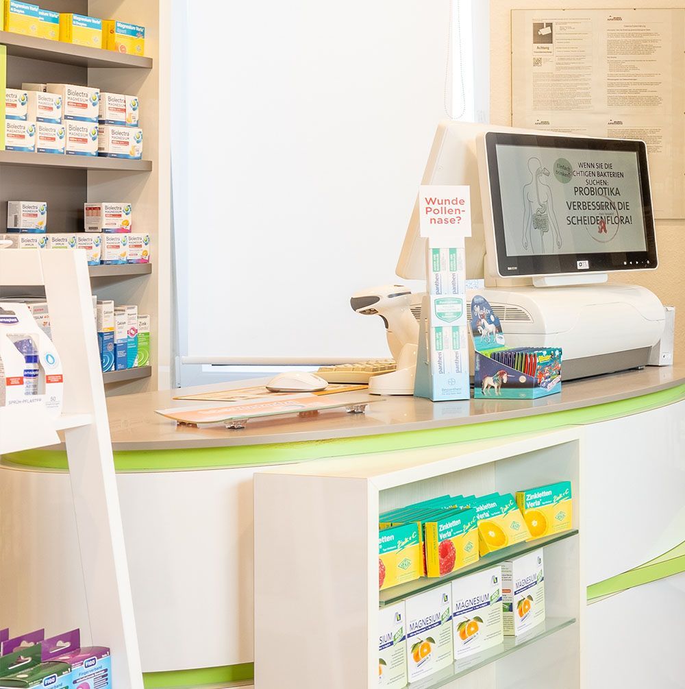 Eine Theke in einer Apotheke mit einem Computer darauf