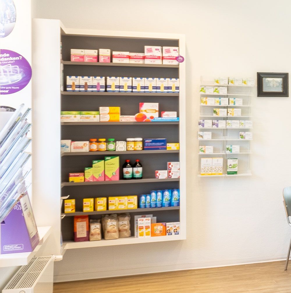 Eine Apotheke mit vielen Regalen voller Medikamente