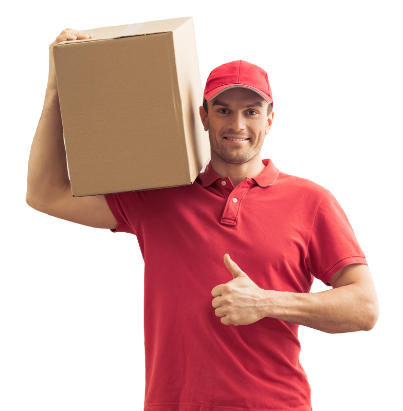 Déménageur portant un t-shirt et une casquette rouge tenant un carton sur l'épaule