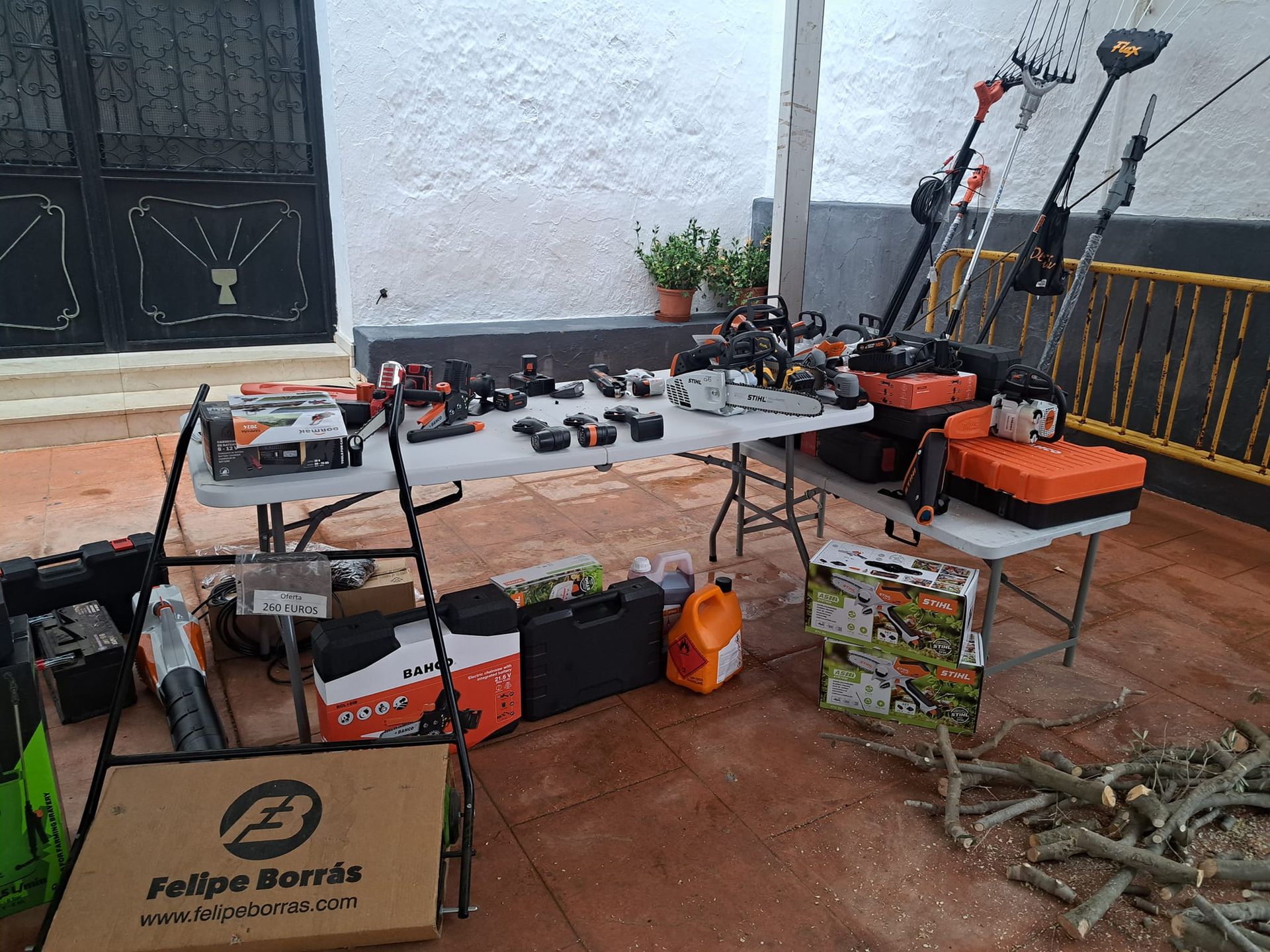 Una mesa con muchas herramientas encima y una caja que dice Felipe Barras.