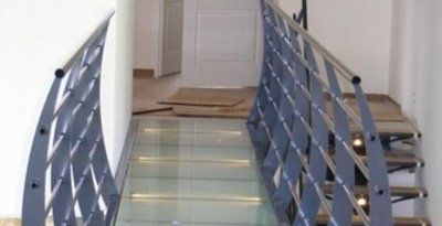 Passerelle en acier et verre