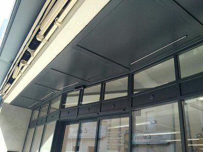 Store devant de magasin