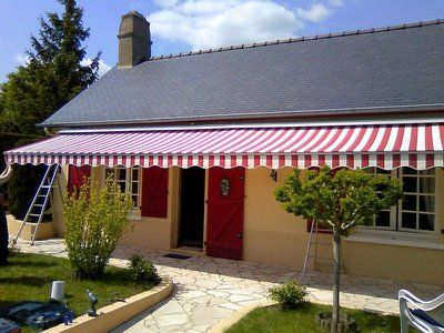 Store extérieur rouge et blanc