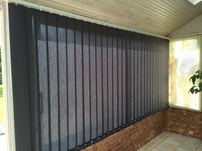 Stores avec des bandes verticales