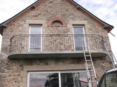 Balcon en acier brut