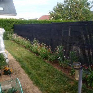 Clôture en panneaux grillagés et lames occultantes