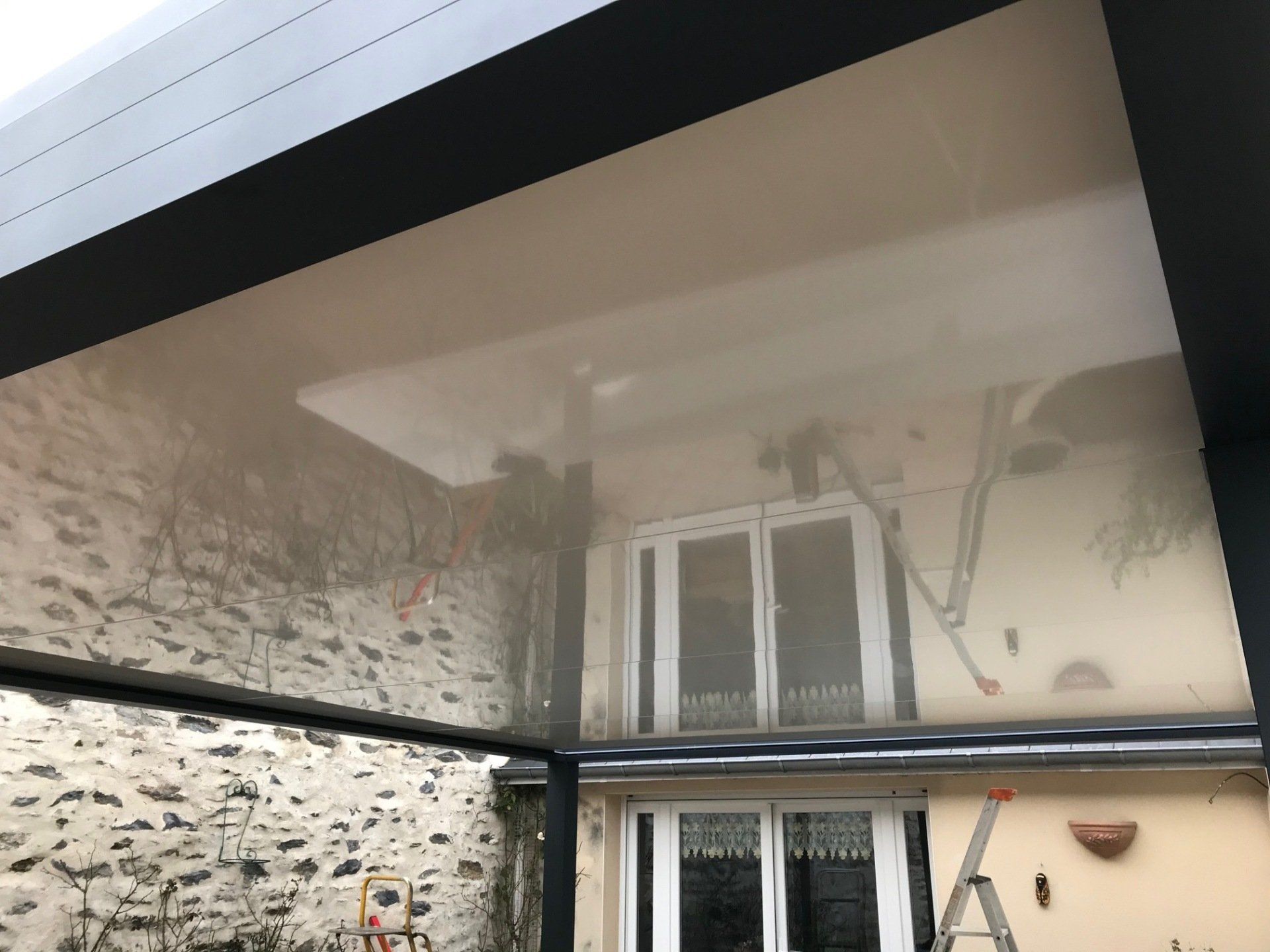 Carport devant garage vue du dessous