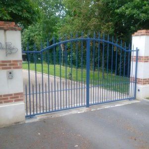 Portail deux vantaux en fer forgé