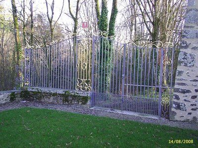 Portail en fer forgé mauve