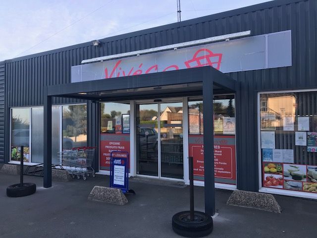 Pergola en aluminium devant un magasin