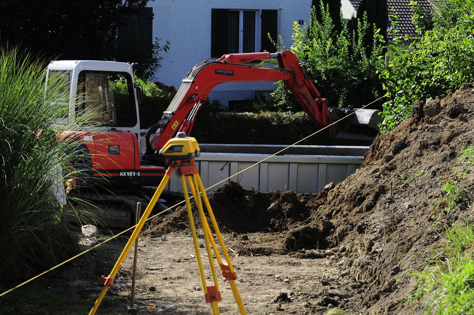 Landschaftlich gestalteter Garten mit Haus, gewundenem Pfad, Sträuchern und Bäumen in einem grünen Hof