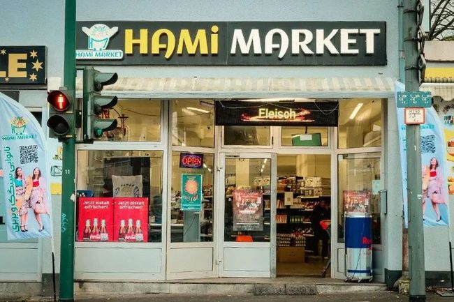 Eine Ladenfront mit einem Schild mit der Aufschrift „Hami-Markt“