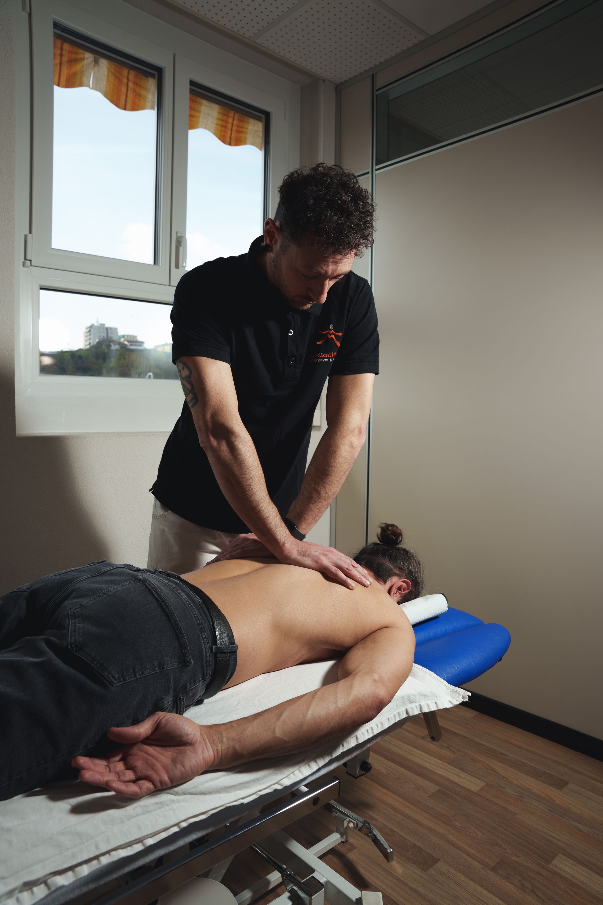 Persona che esegue un esercizio di squat con fasce elastiche in palestra.