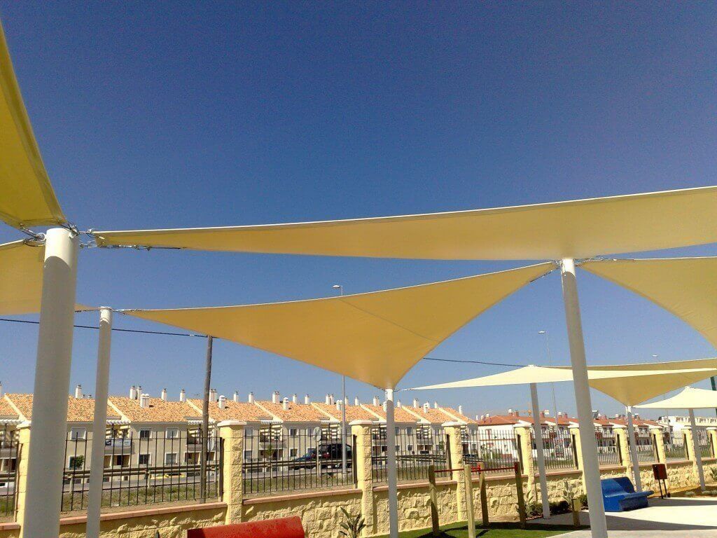 Una hilera de sombrillas con un cielo azul de fondo