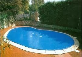 Una gran piscina con una cubierta azul.
