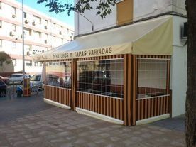 Un edificio con un dosel que dice 'tapas variadas'.